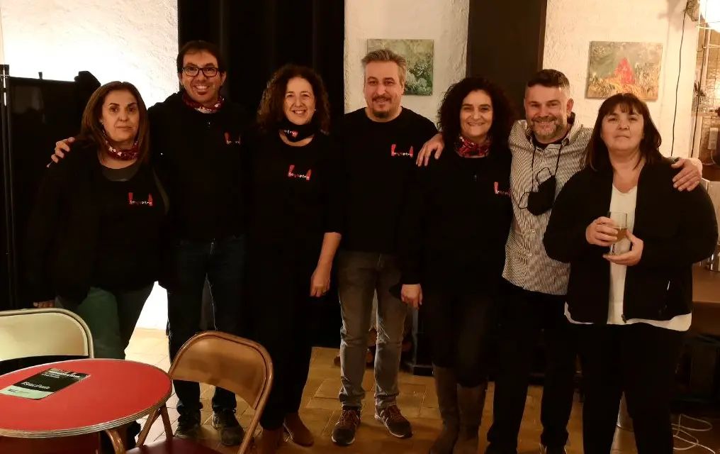 Un bar... Unes taules... Uns clients...Un cambrer... I Molt d'amor per repartir. Això és el que sempre trobareu al #restaurantmiralles  i  ahir no va ser menys.Gran equip i fantàstiques persones, mil gràcies @peprius per donar-nos aquesta oportunitat. Públic entregat i amb ganes de passar-ho bé. Què faríem sense vosaltres?#LaGranNit #tequatre #microteatre