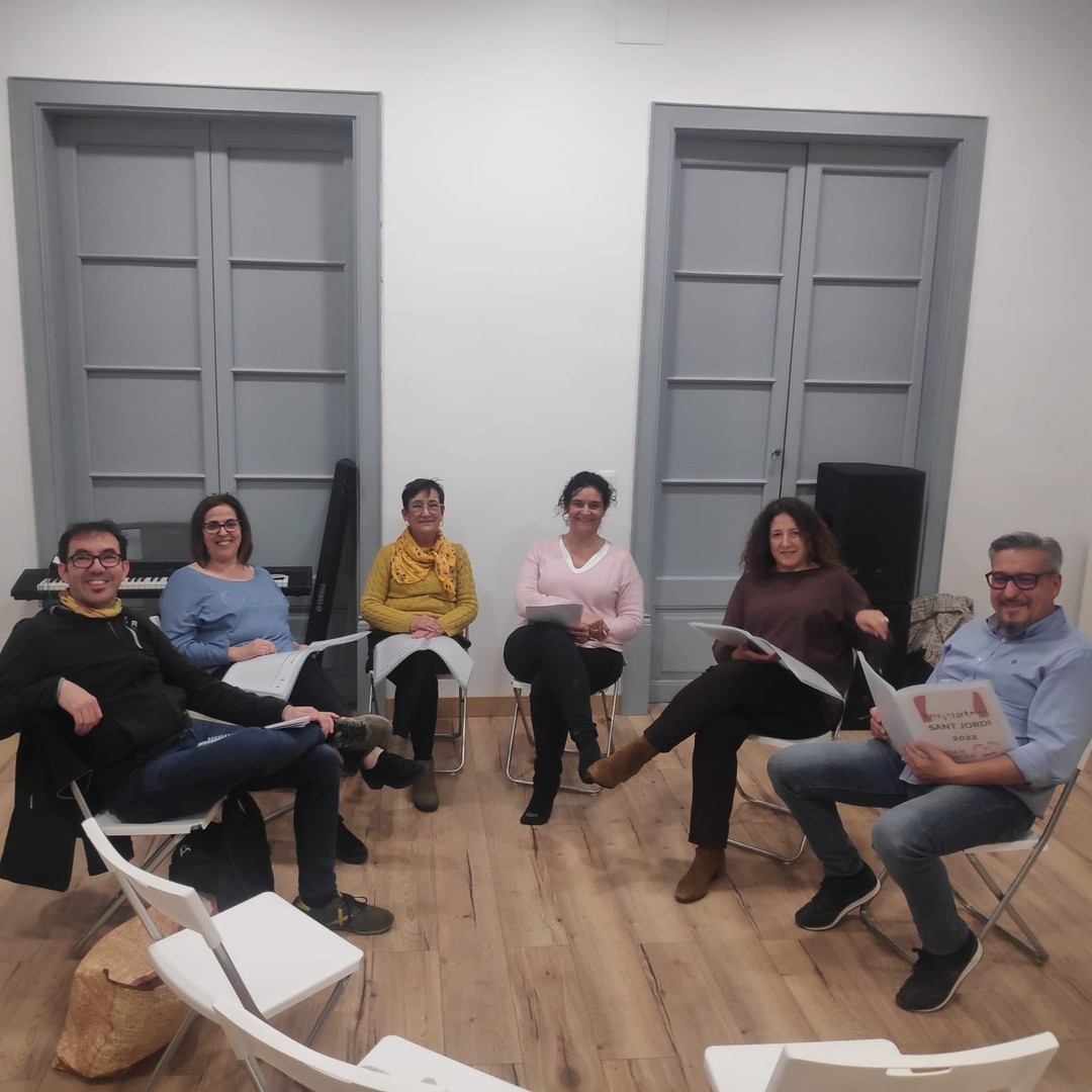 A les 7 de la tarda, si el temps aguanta com tot avui 🤞🤞🤞, serem a #castellodempuries per fer una lectura de textos de @joan.fuster_ #anyjoanfuster #anyjoanfuster2022 organitzat per la @bibliocastello @ajcastellodempuries Amb la col·laboració del @teatreesplais i el Grup Cultural i d'Esbarjo.Amb música de @martarodejamusic i @adriabardera No hi falteu!