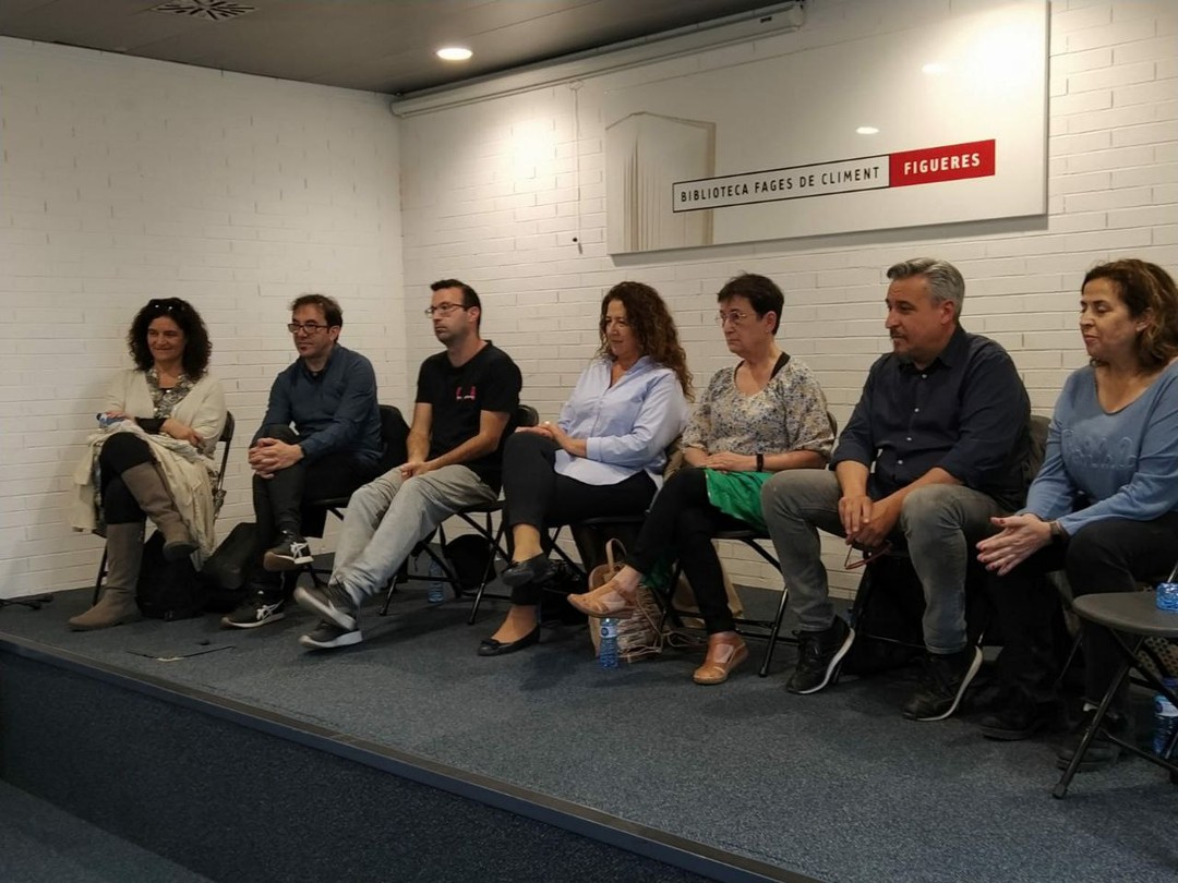 Dimecres vam assistir a una altra sessió Club de Lectura "Llegir el teatre" per parlar de "Victòria" de Pau Miró.Aquest cop érem a #Figueres a la @bibliotecadefigueres, i va ser una tertúlia molt interessant amb moltes preguntes dels assistents.Una excel·lent feina liderada per la @magadbr