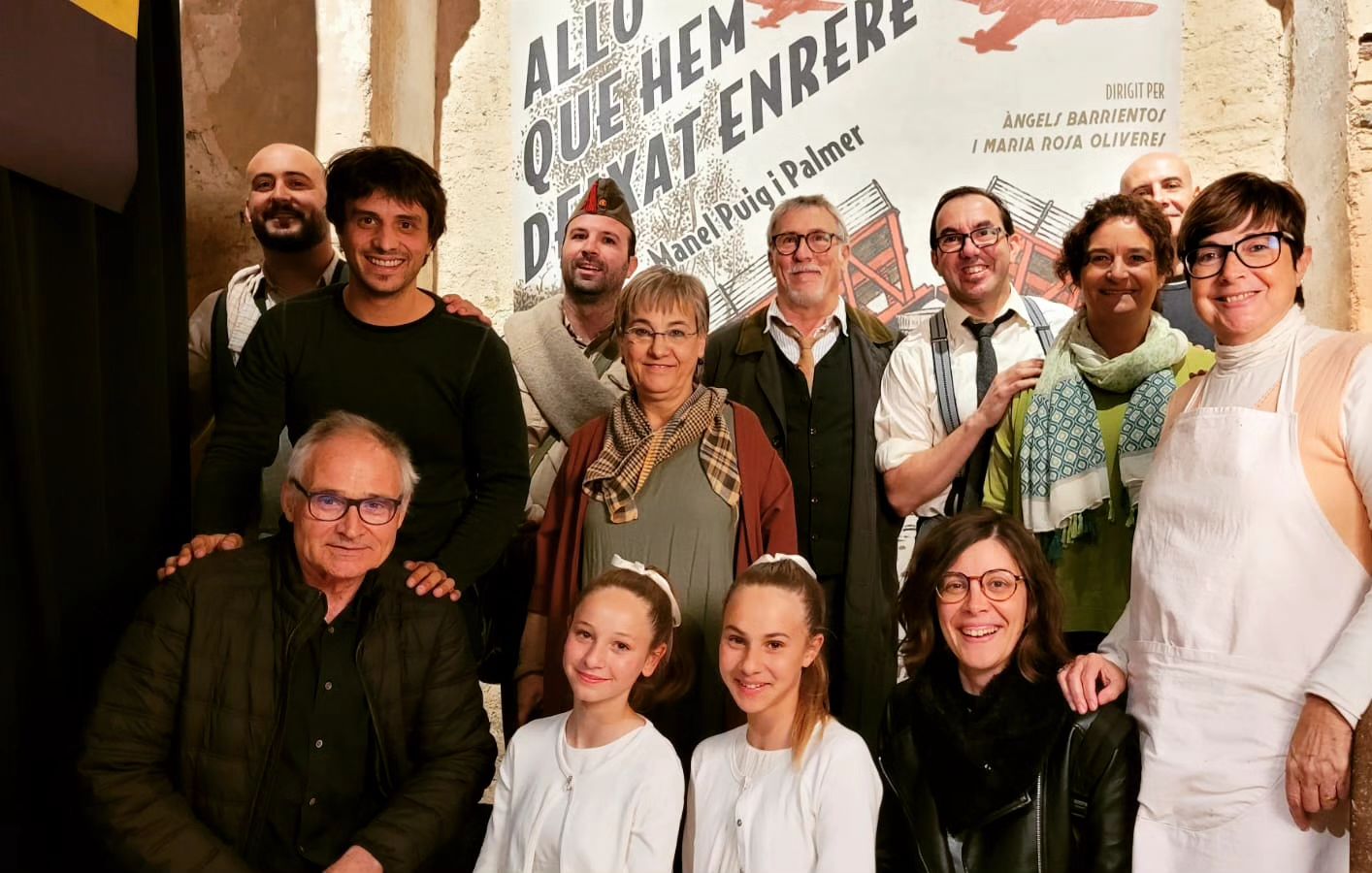 Tot just avui fa una setmana, fèiem l'assaig general d' "Allò que hem deixat enrere" @alloquehemdeixatenrere Un munt de boniques imatges queden en el record d'un cap de setmana tant intens com màgic.@manelpuig, companys de batalla i públic d'arreu, mil gràcies per compartir plegats aquesta nova aventura"Tot és tan lluny... Però encara ho recordo"Fotos: @ [17841400495390212:@piroll] i@[17841401248664983: @angelsab]c